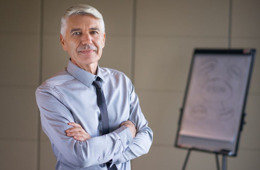 من هو الشخص الذي يمكنني استخدامه كمرجع لعملي الأول؟